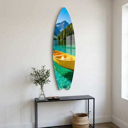 Turkuaz Göl Dağ Manzaralı Sarı Kayık Surf Board Cam Tablo