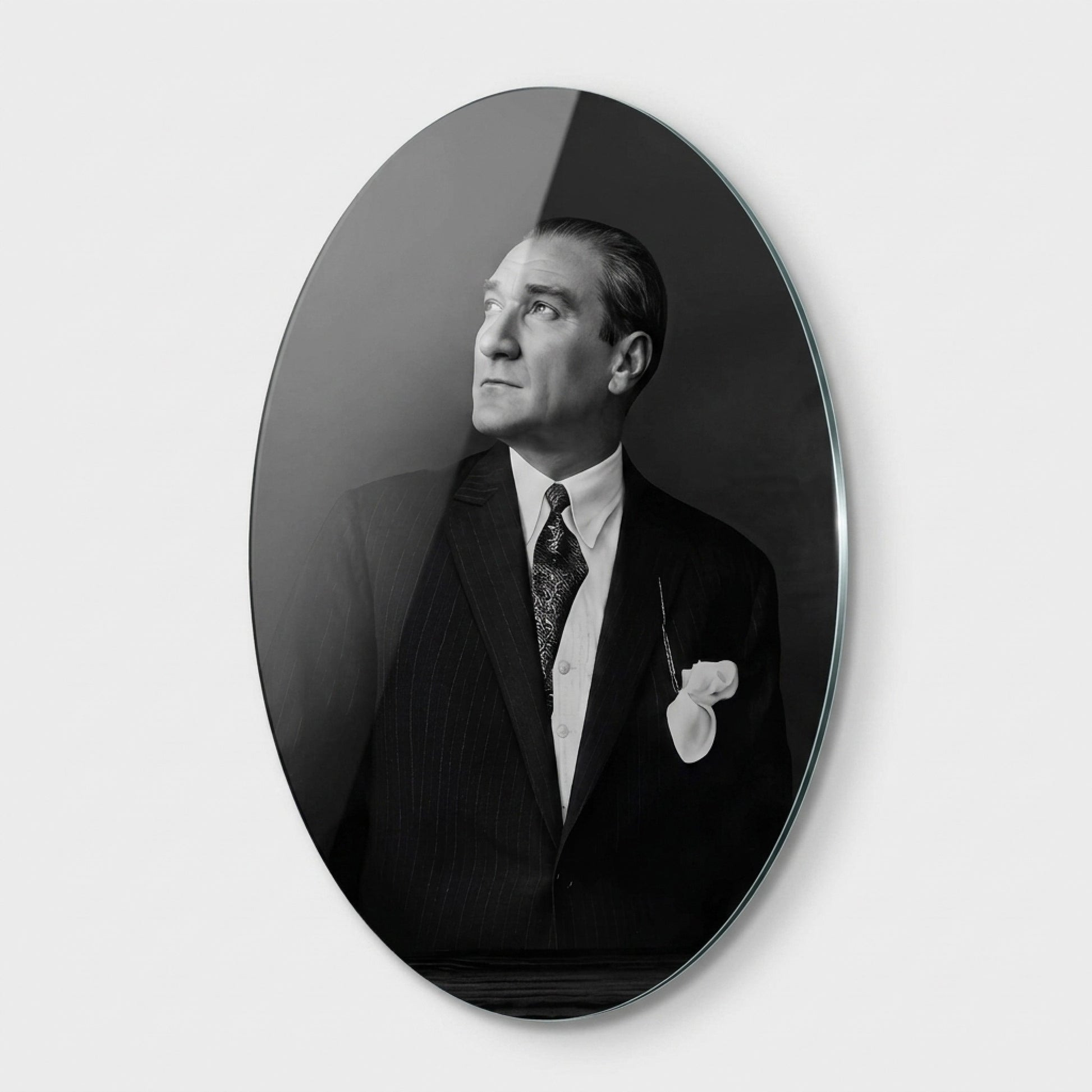 Klasik Siyah Beyaz Atatürk Portresi Oval Dikey Cam Tablo