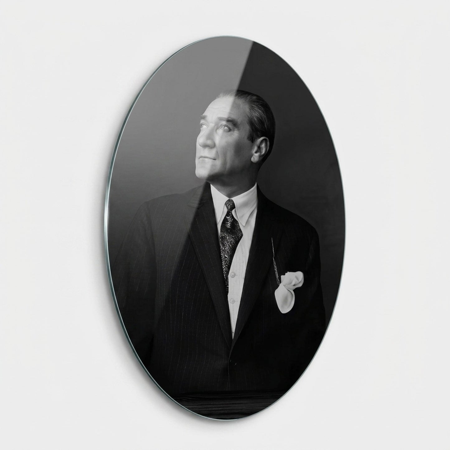 Klasik Siyah Beyaz Atatürk Portresi Oval Dikey Cam Tablo