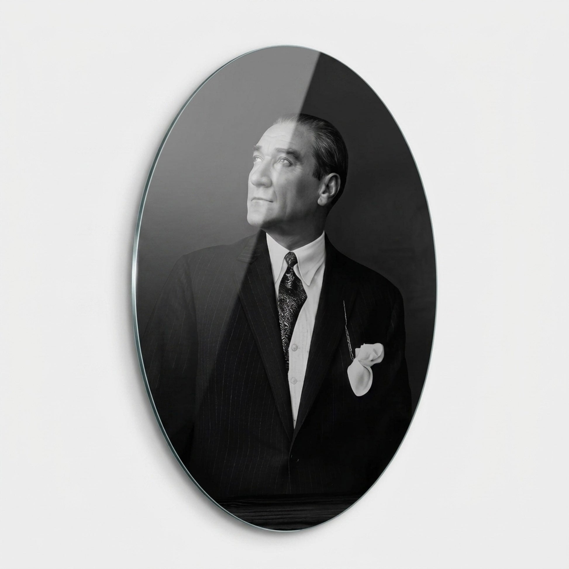 Klasik Siyah Beyaz Atatürk Portresi Oval Dikey Cam Tablo