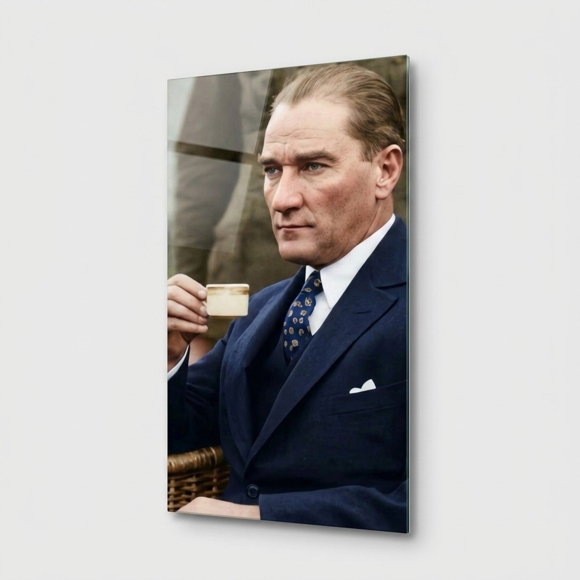 Mustafa Kemal Atatürk Kahve İçen Portresi Dikey Cam Tablo
