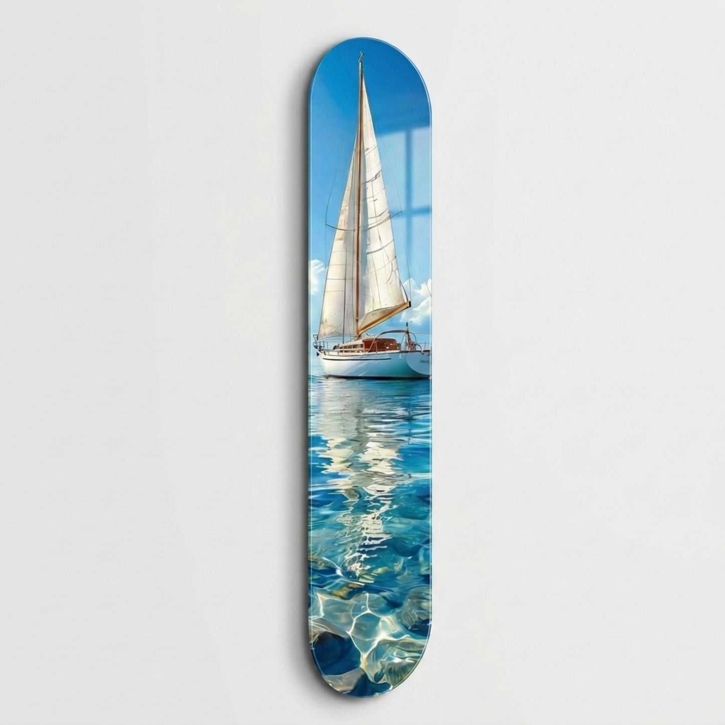 Güneşli Denizde Beyaz Yelkenli Tekne Skate Board Cam Tablo