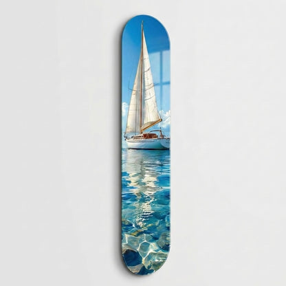 Güneşli Denizde Beyaz Yelkenli Tekne Skate Board Cam Tablo