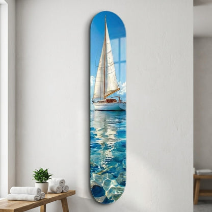 Güneşli Denizde Beyaz Yelkenli Tekne Skate Board Cam Tablo