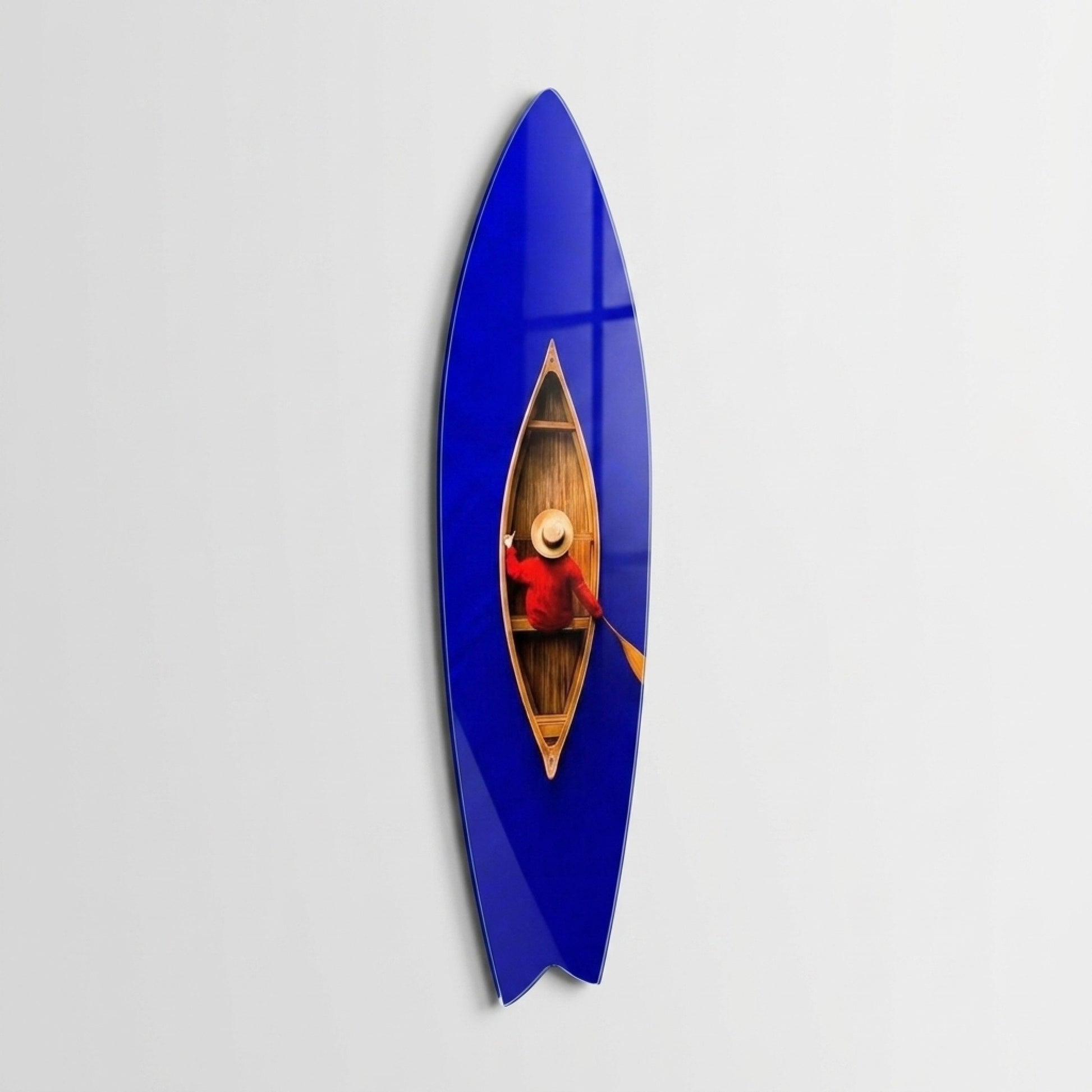 Mavi Suda Kırmızı Ceketli Kanocu Surf Board Cam Tablo
