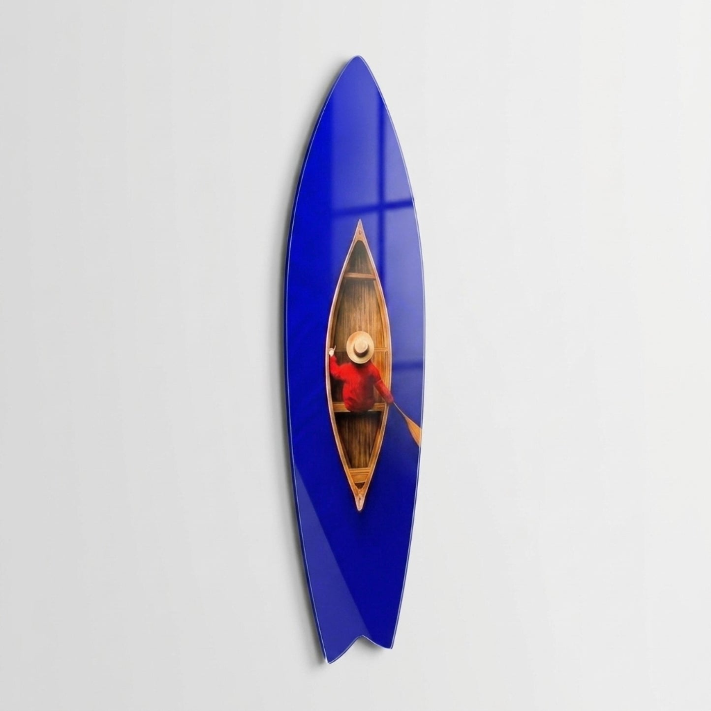 Mavi Suda Kırmızı Ceketli Kanocu Surf Board Cam Tablo