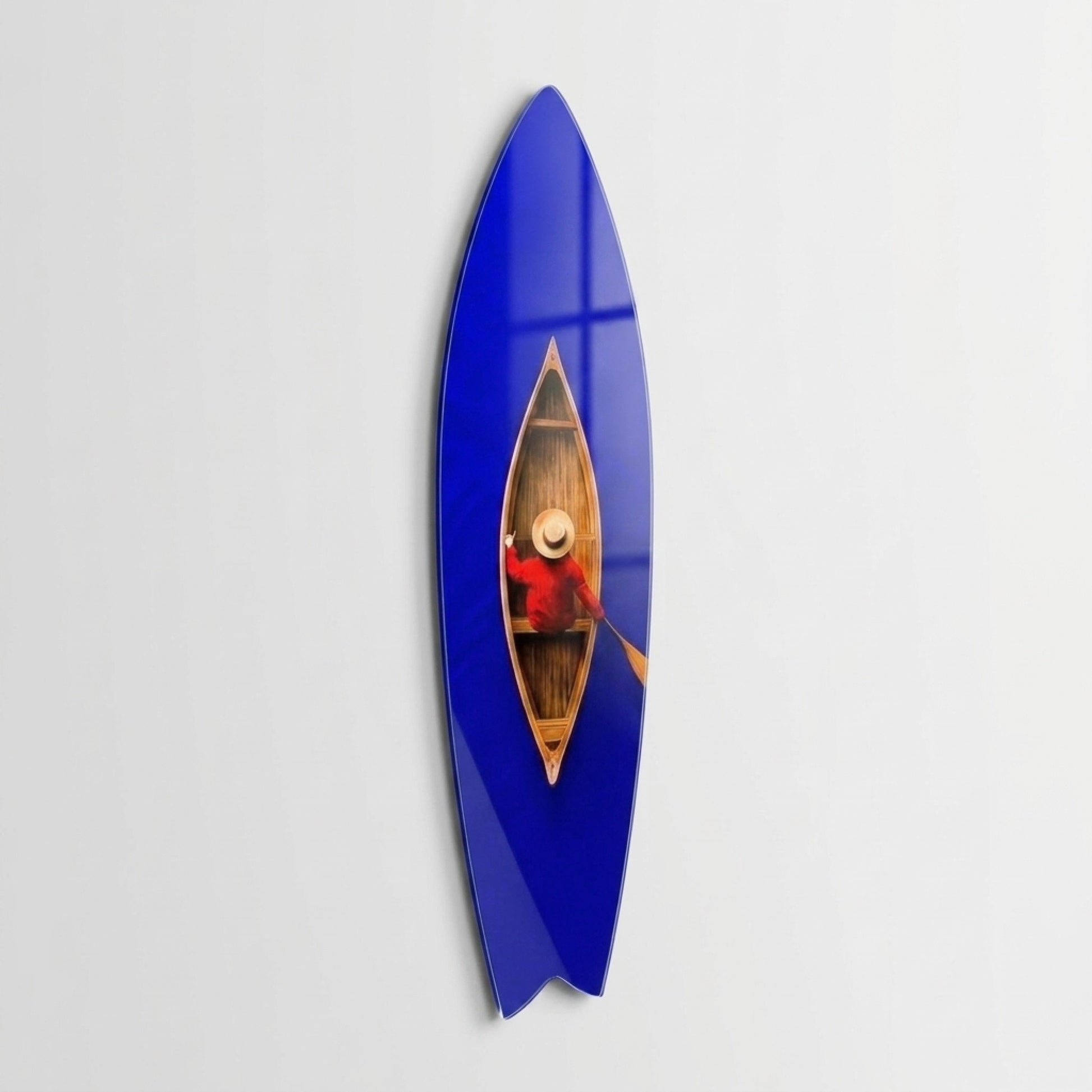 Mavi Suda Kırmızı Ceketli Kanocu Surf Board Cam Tablo
