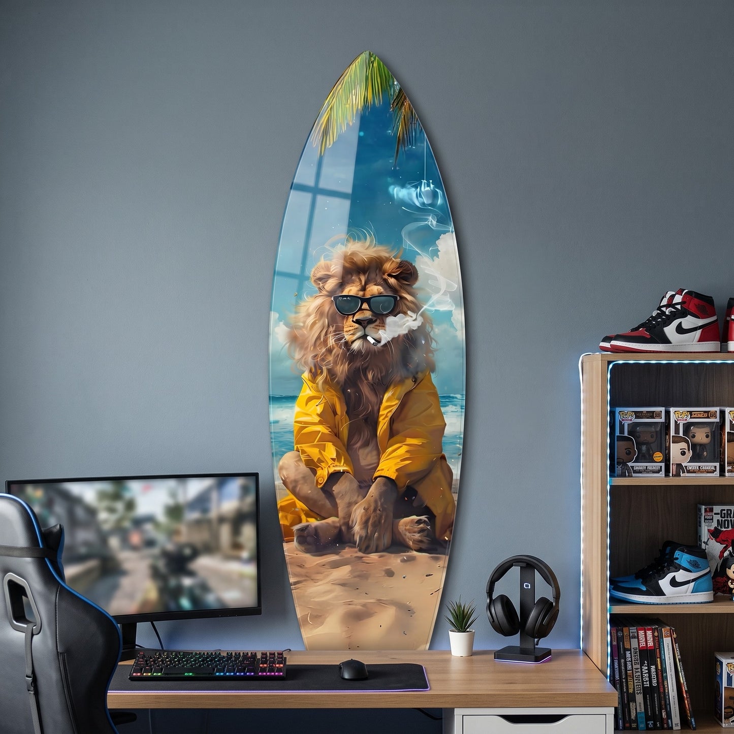 Tropikal Kumsalda Gözlüklü ve Yağmurluklu Tarz Aslan Surf Board Cam Tablo