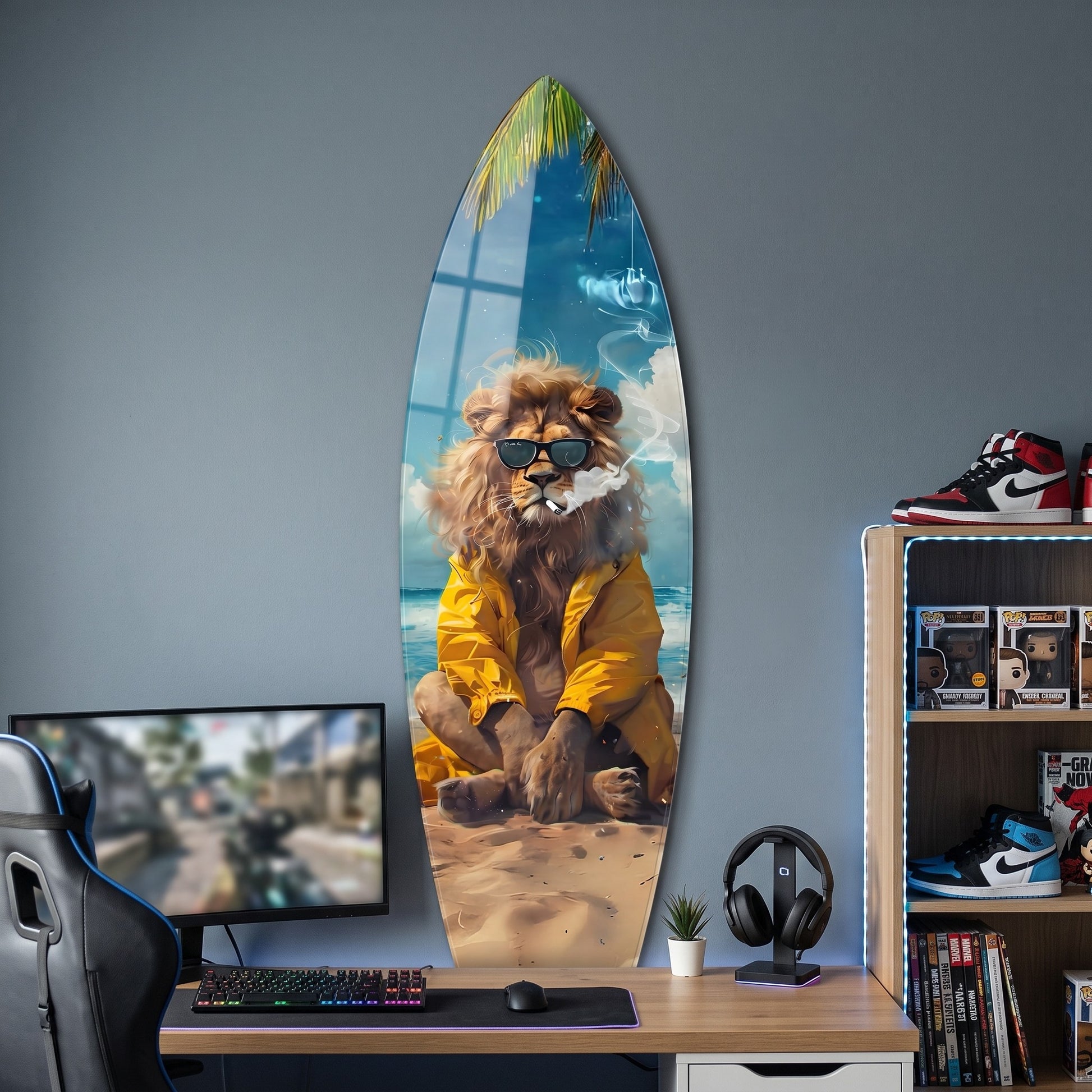 Tropikal Kumsalda Gözlüklü ve Yağmurluklu Tarz Aslan Surf Board Cam Tablo