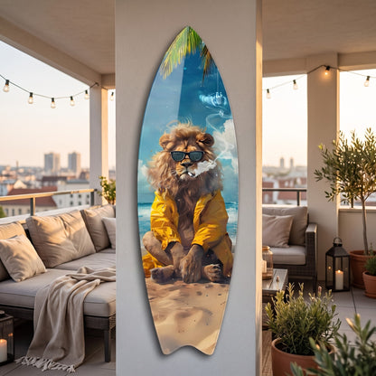 Tropikal Kumsalda Gözlüklü ve Yağmurluklu Tarz Aslan Surf Board Cam Tablo