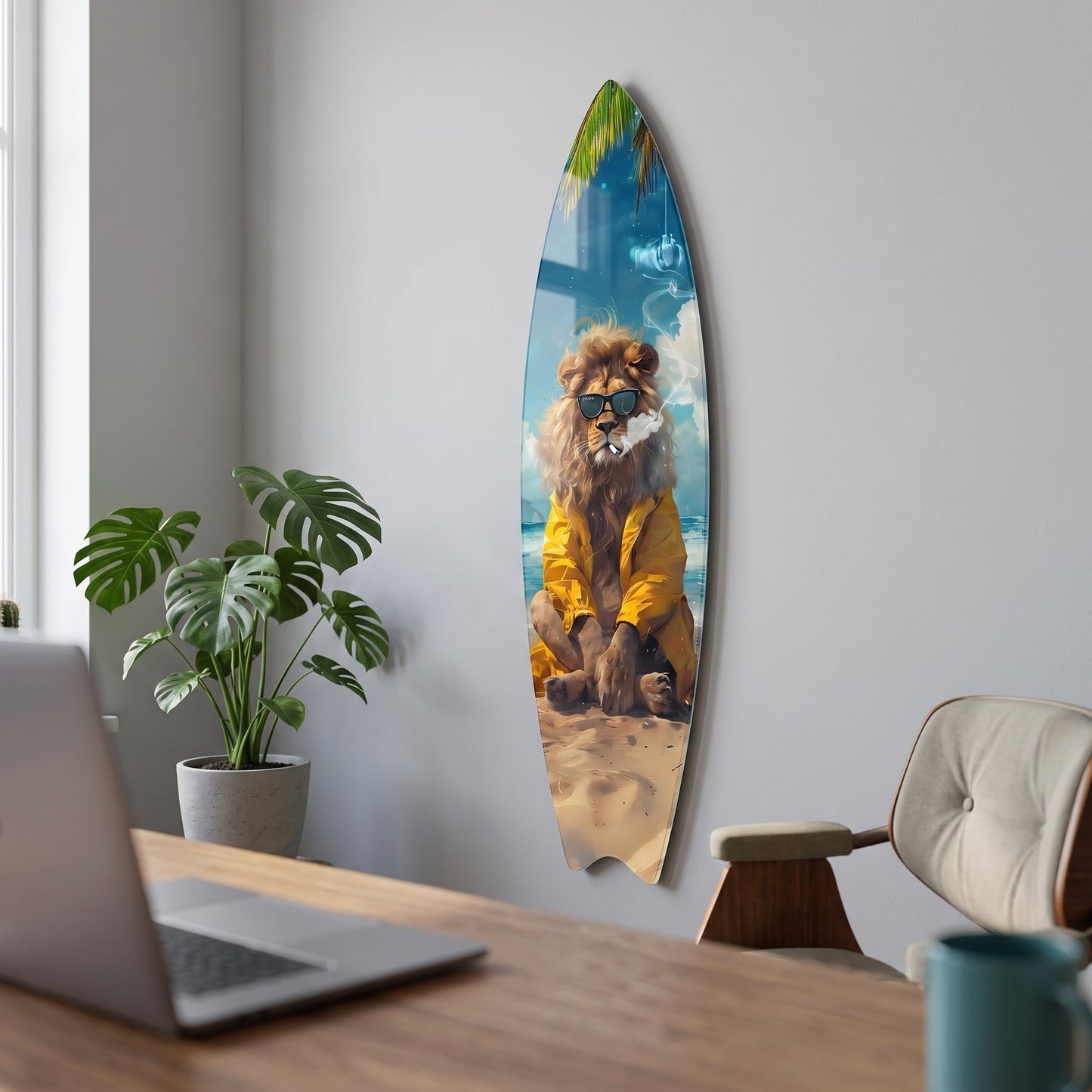 Tropikal Kumsalda Gözlüklü ve Yağmurluklu Tarz Aslan Surf Board Cam Tablo