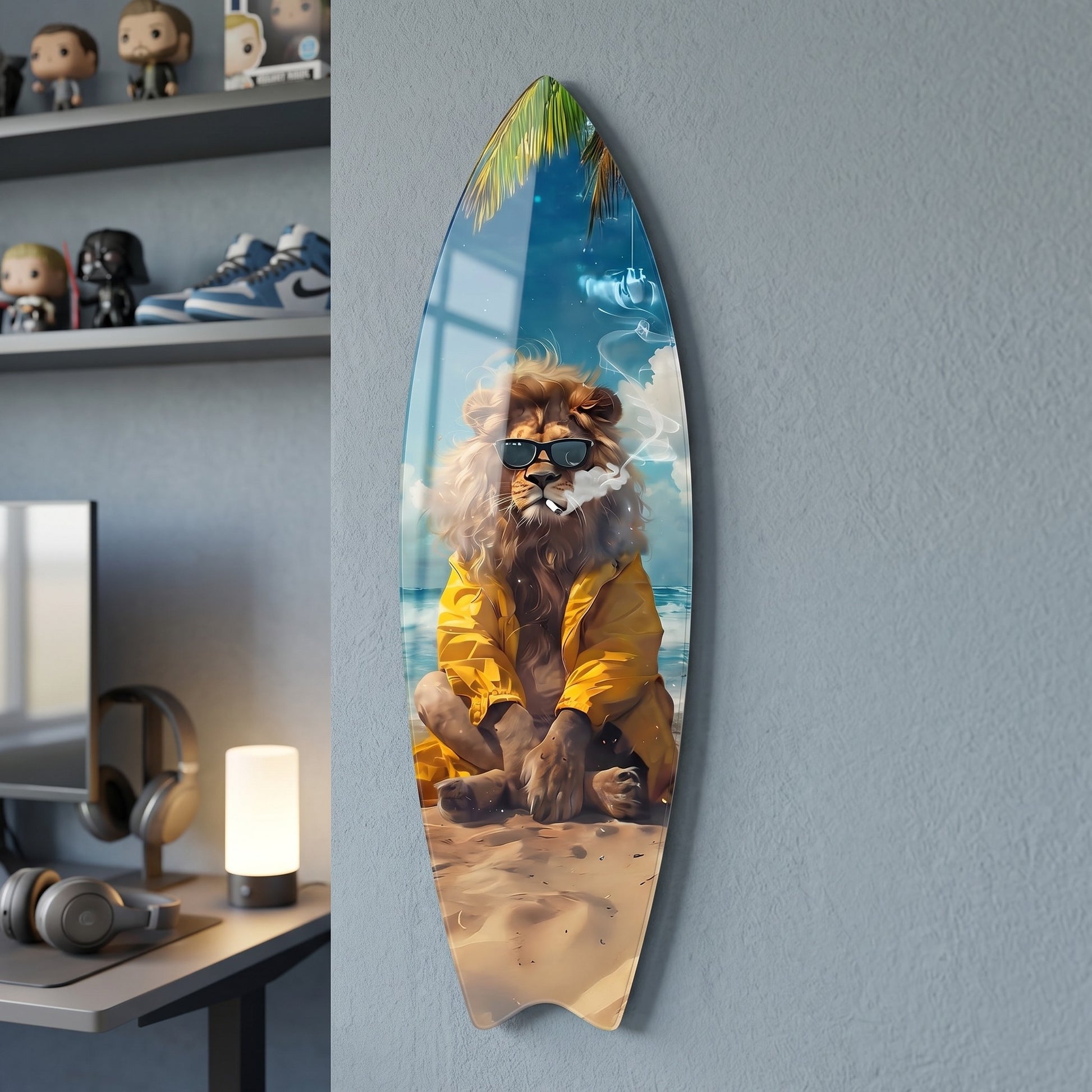 Tropikal Kumsalda Gözlüklü ve Yağmurluklu Tarz Aslan Surf Board Cam Tablo
