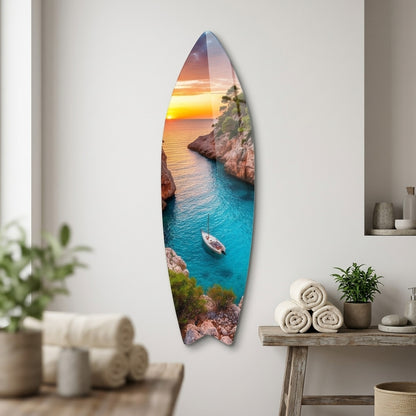 Koyda Demirli Tekne ve Gün Batımı Manzarası Surf Board Cam Tablo