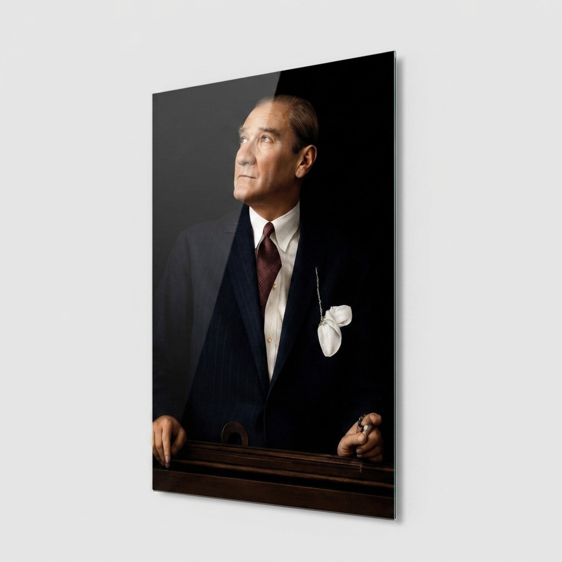 Gazi Mustafa Kemal Atatürk Portresi Lacivert Takım Dikey Cam Tablo