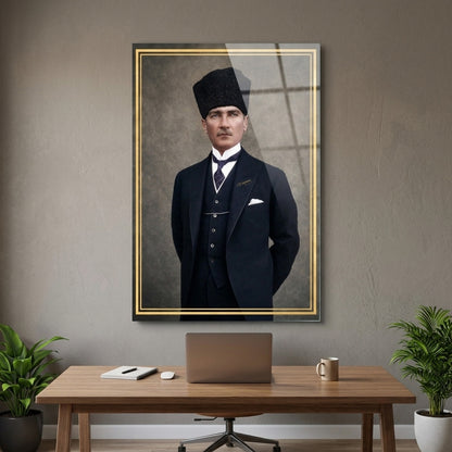 Kalpaklı Mustafa Kemal Atatürk Portresi Dikey Cam Tablo