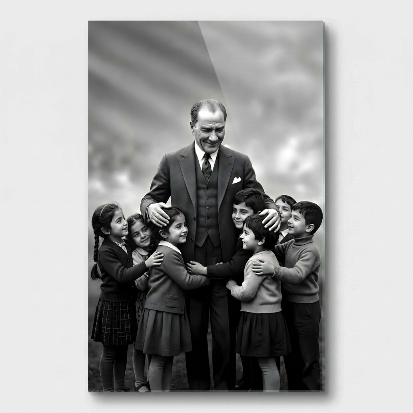 Atatürk ve Sarılan Çocuklar Dikey Cam Tablo