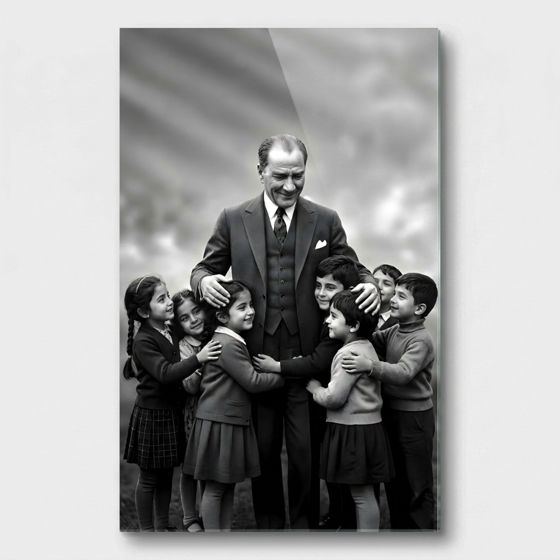 Atatürk ve Sarılan Çocuklar Dikey Cam Tablo