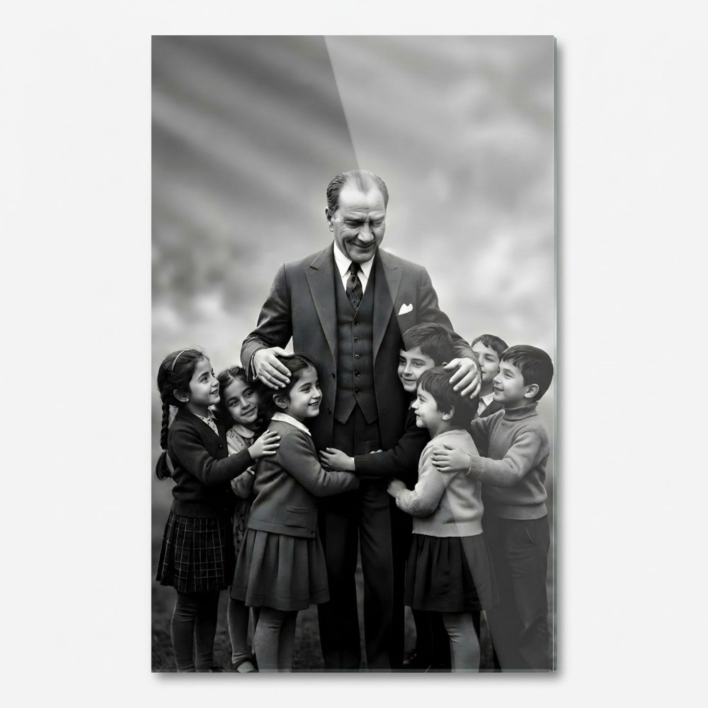 Atatürk ve Sarılan Çocuklar Dikey Cam Tablo