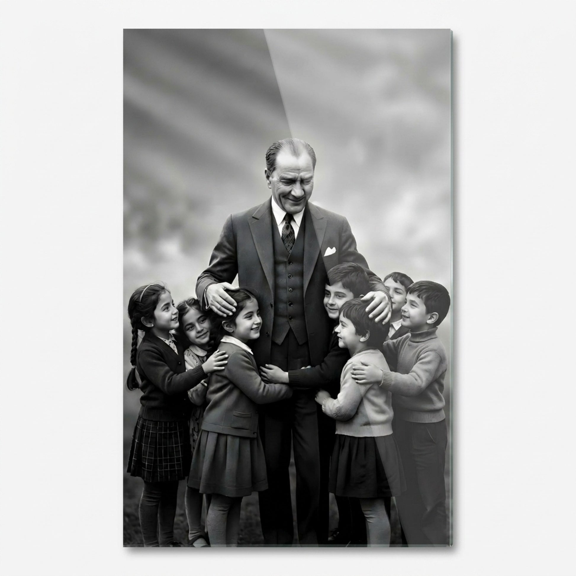 Atatürk ve Sarılan Çocuklar Dikey Cam Tablo