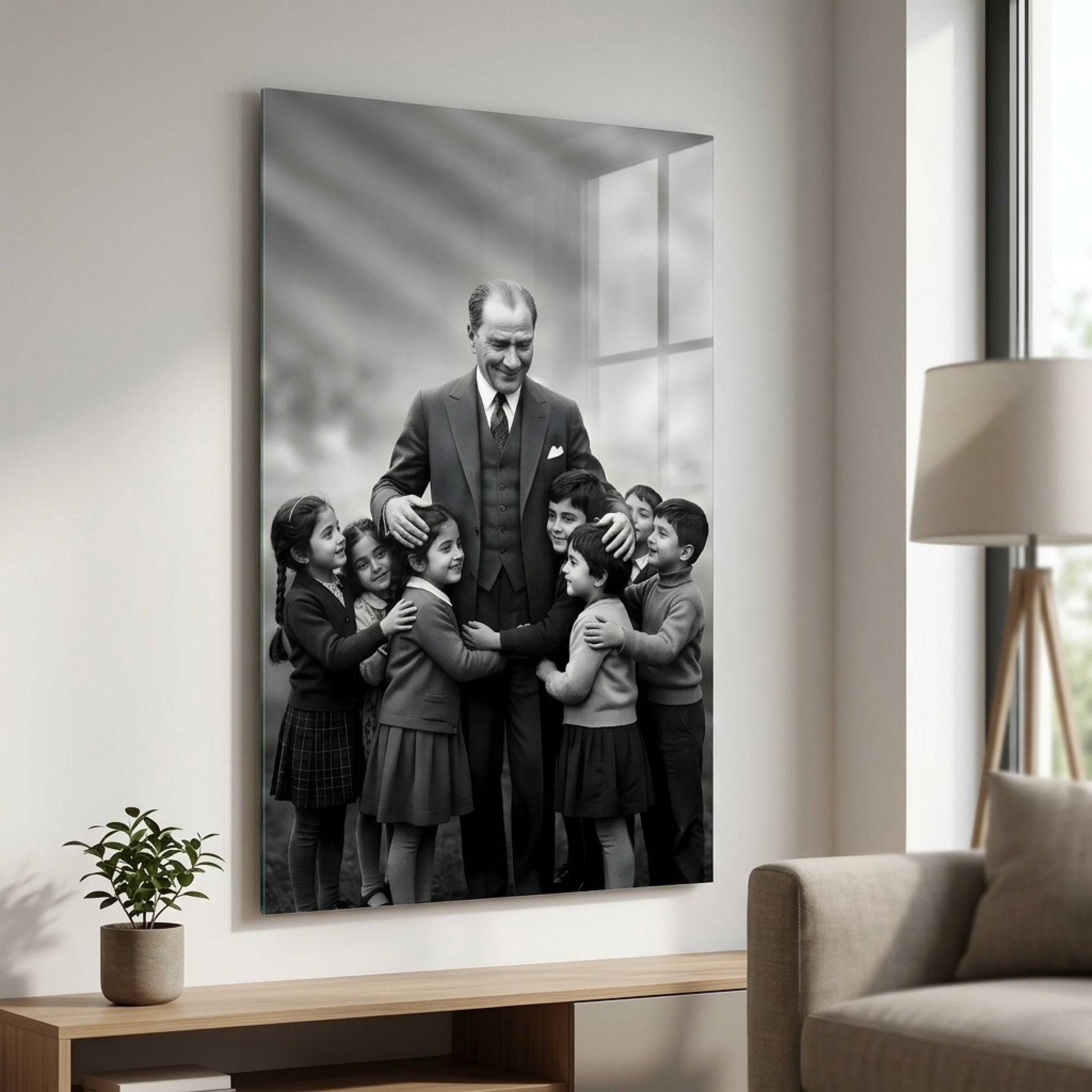 Atatürk ve Sarılan Çocuklar Dikey Cam Tablo