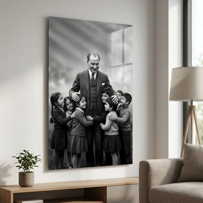 Atatürk ve Sarılan Çocuklar Dikey Cam Tablo