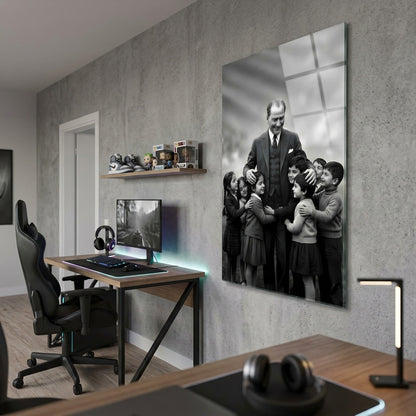 Atatürk ve Sarılan Çocuklar Dikey Cam Tablo