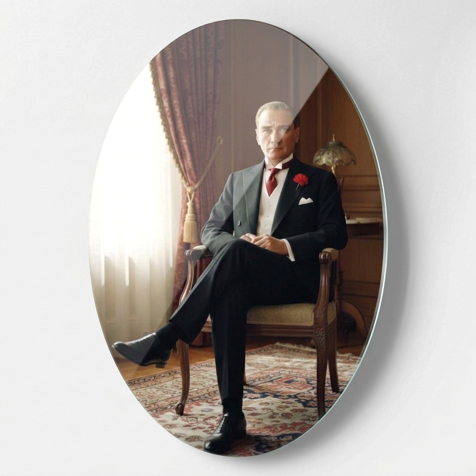 Atatürk Oturan Resmi Takım Elbiseli Oval Dikey Cam Tablo