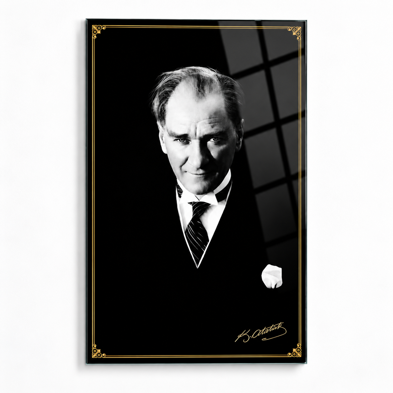 Gold çerçeve detaylı Atatürk portresi CAMDEKO dikey cam tablo beyaz vitrin görseli