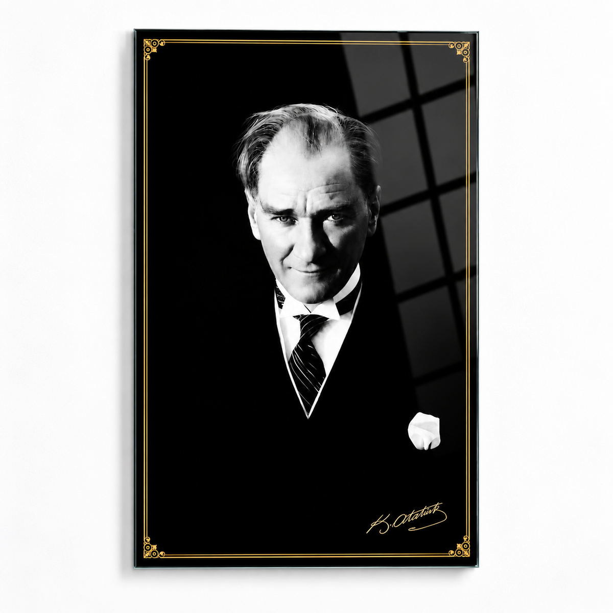 Gold çerçeve detaylı Atatürk portresi CAMDEKO dikey cam tablo beyaz vitrin görseli