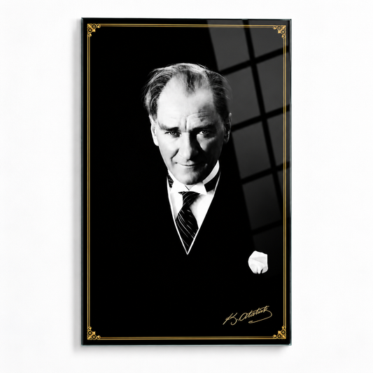 Gold çerçeve detaylı Atatürk portresi CAMDEKO dikey cam tablo beyaz vitrin görseli