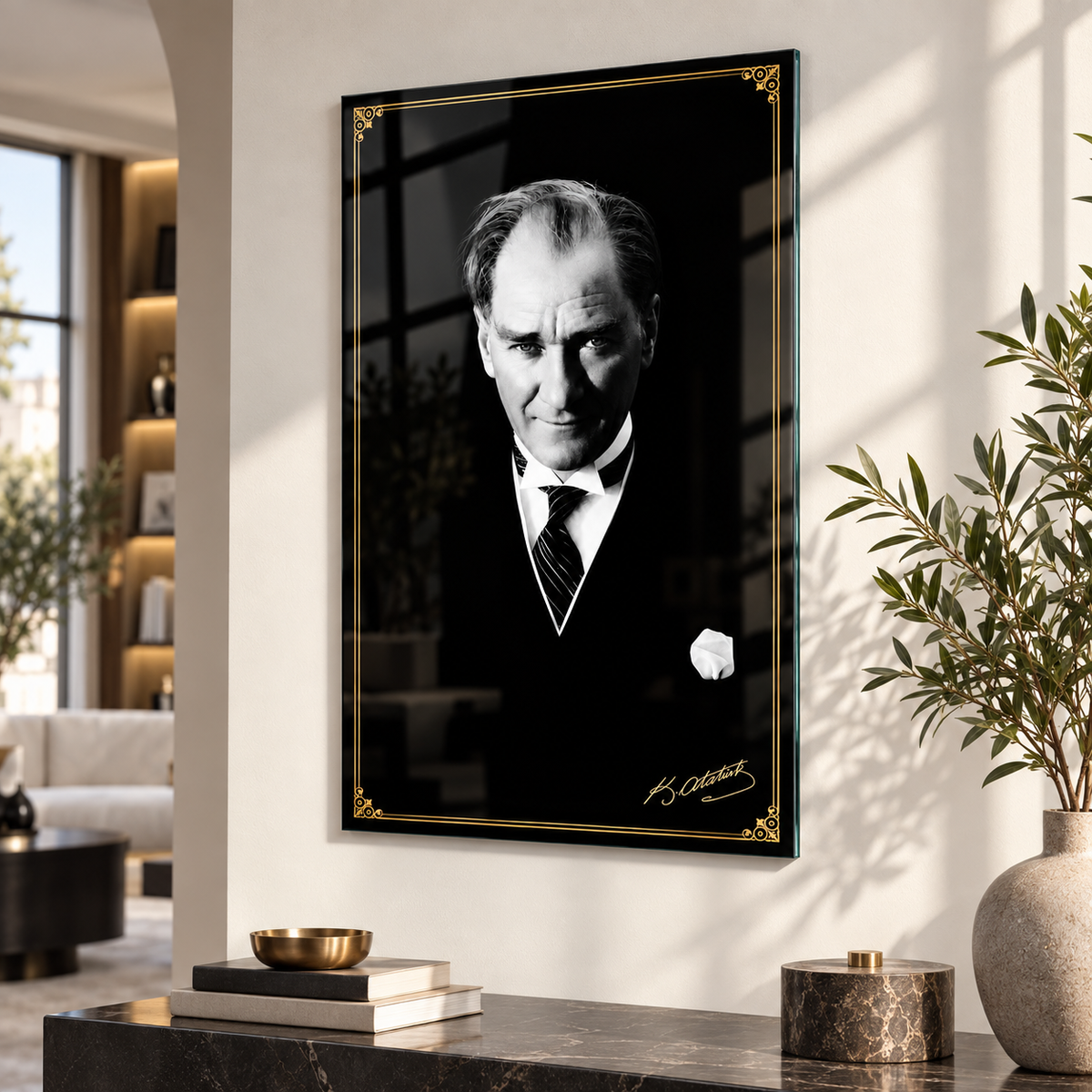 Gold çerçeveli Atatürk portresi CAMDEKO dikey cam tablo modern yaşam alanı uygulaması