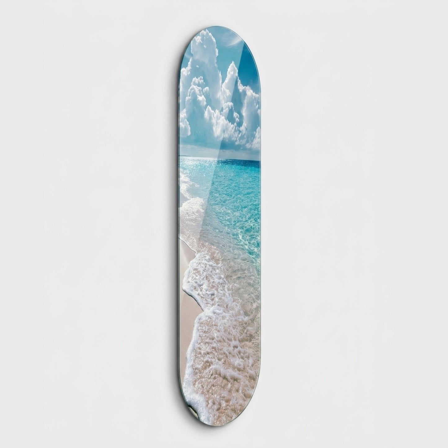 Turkuaz Deniz ve Beyaz Kumsal Manzaralı Skate Board Cam Tablo