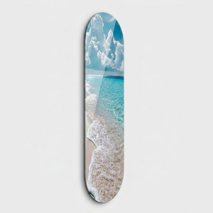 Turkuaz Deniz ve Beyaz Kumsal Manzaralı Skate Board Cam Tablo