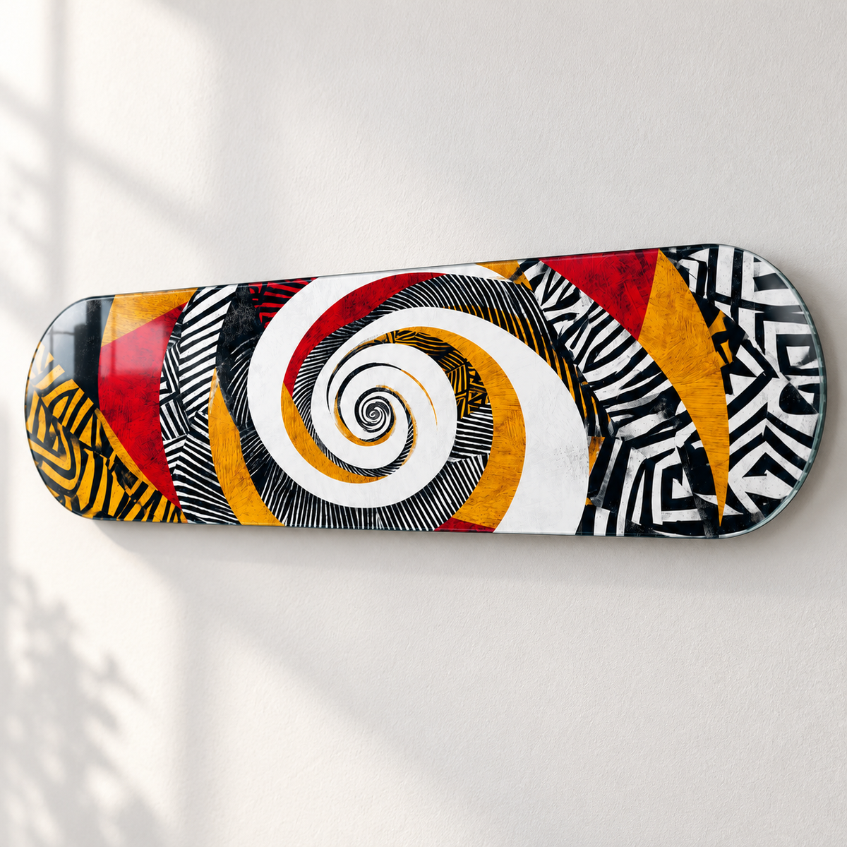 Beyaz Spiral ve Etnik Desenler yatay cam tablo — yaklaşık 2 cm duvar mesafesi