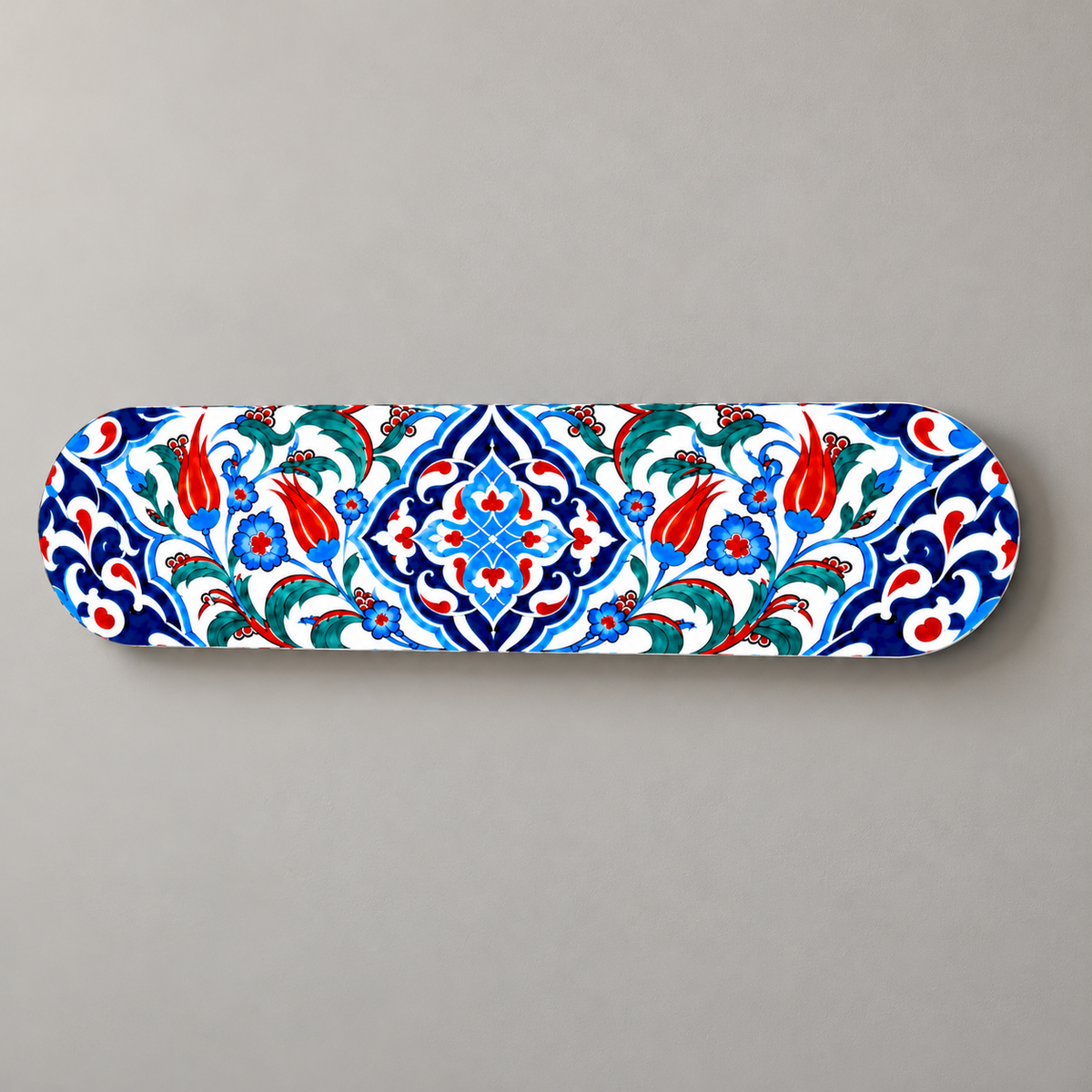 Çini desenli cam tablonun yaklaşık 2 cm duvar mesafesi