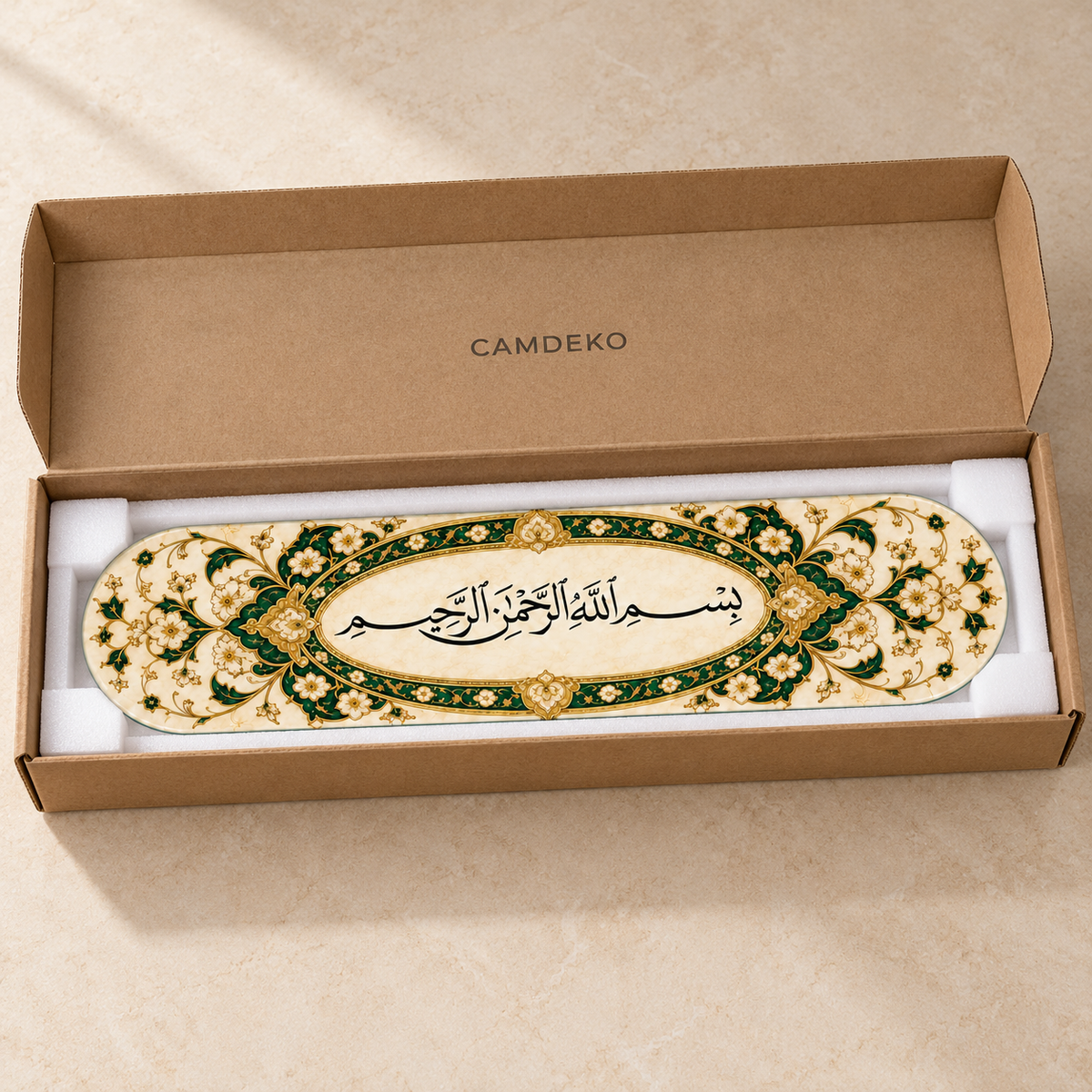 Yeşil Altın Tezhipli Besmele Yatay Skate Board Cam Tablo — CAMDEKO koruyucu kraft kutuda paketleme