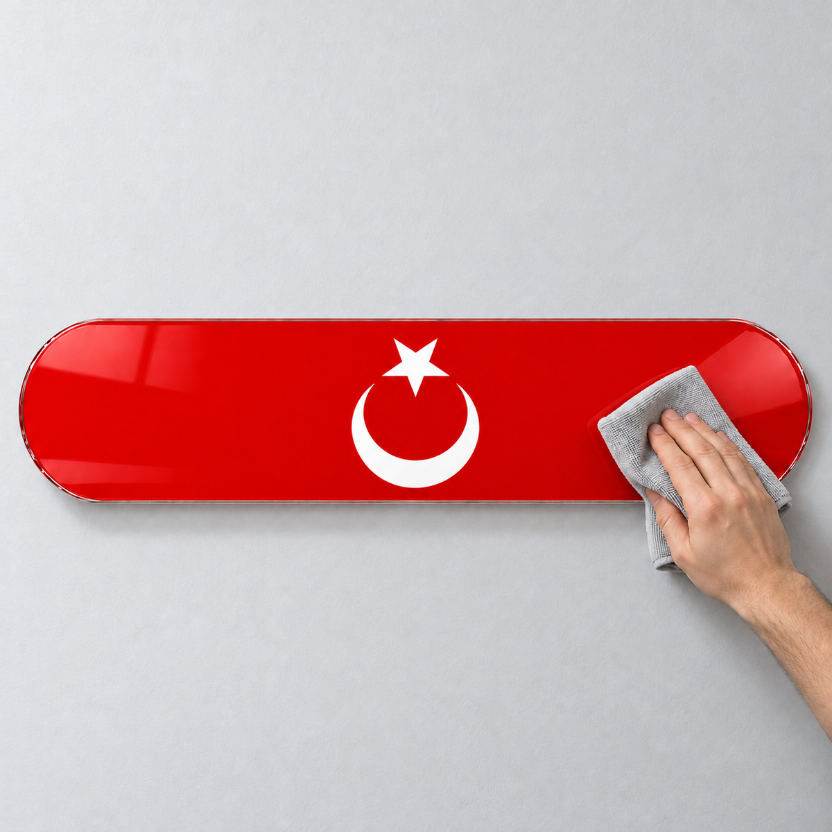 Yatay kaykay cam tablonun mikrofiber bezle temizliği