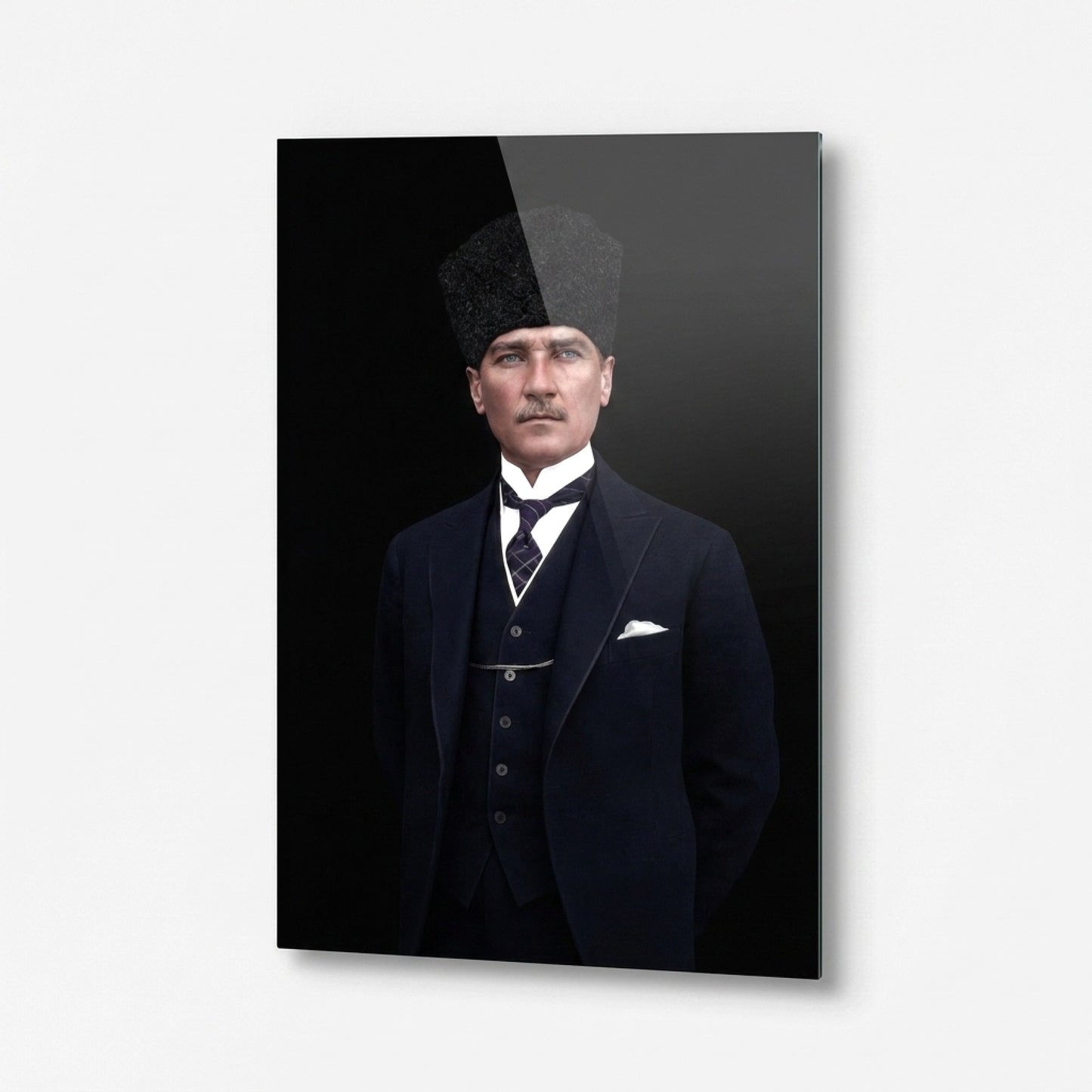 Mustafa Kemal Atatürk Kalpaklı Resmi Dikey Cam Tablo