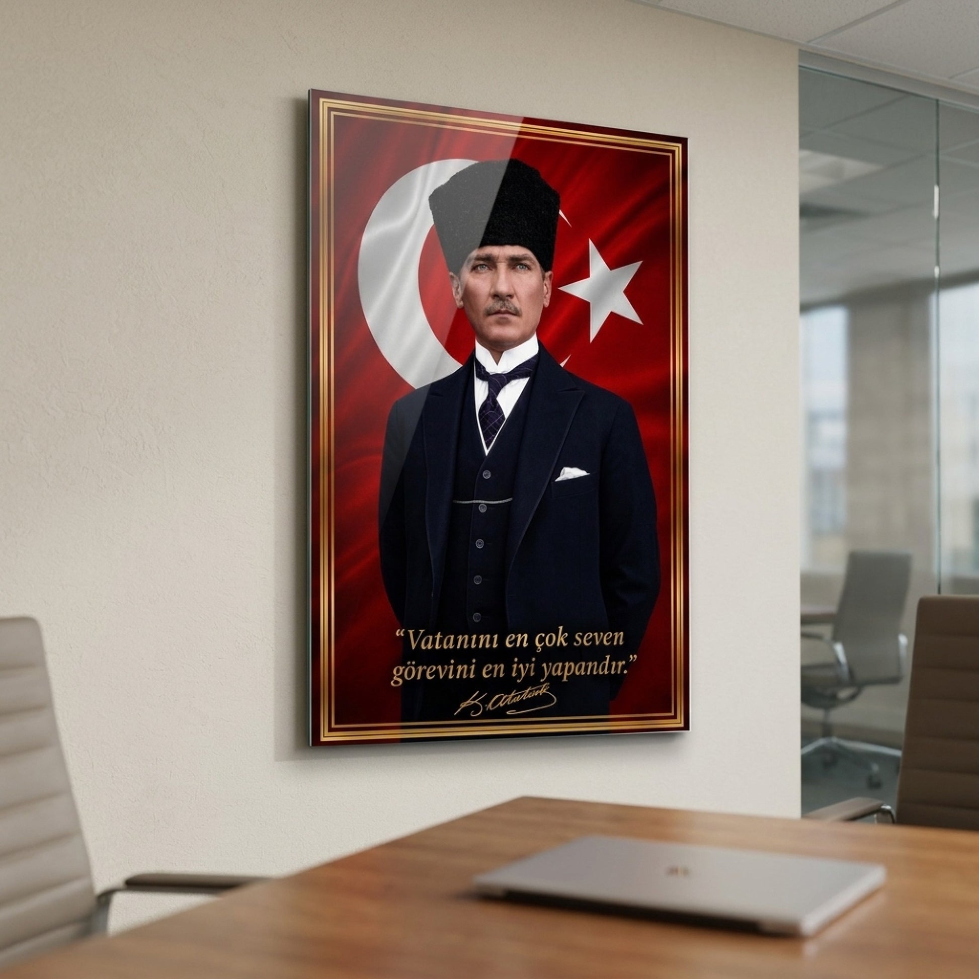 Kalpaklı Atatürk Türk Bayrağı ve Veciz Sözü Dikey Cam Tablo