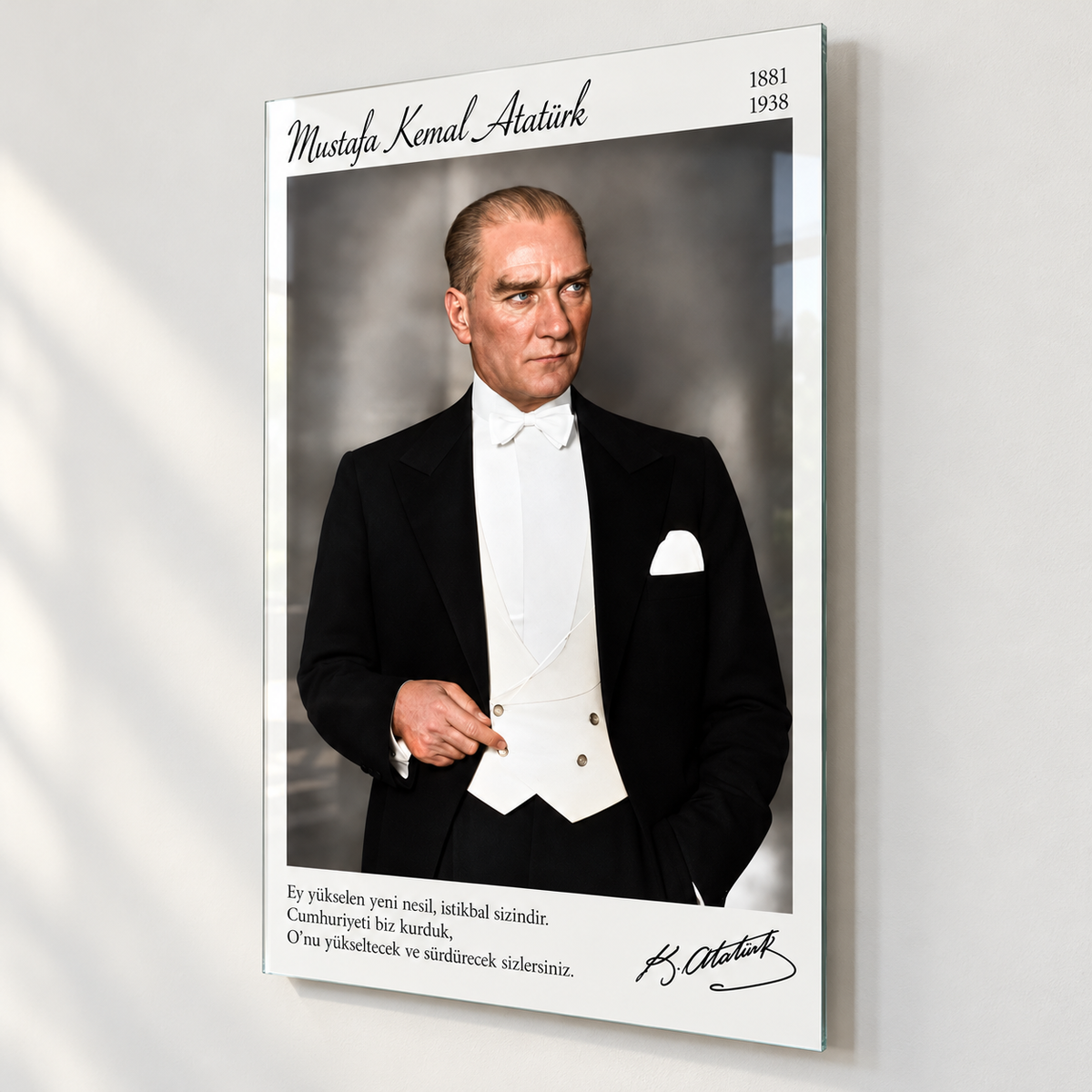 Atatürk’ün Zamansız Portresi Dikey Cam Tablo - Duvar mesafesi