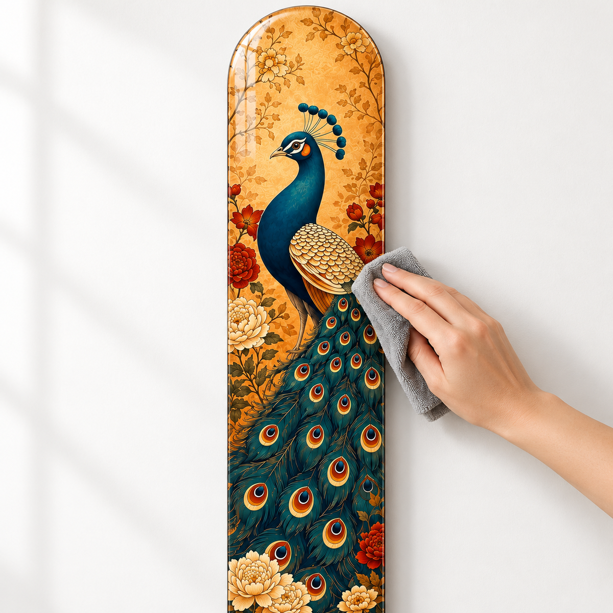Altın Zeminde Çiçekli Tavus Kuşu Dikey Skate Board Cam Tablo – Mikrofiber bezle bakım