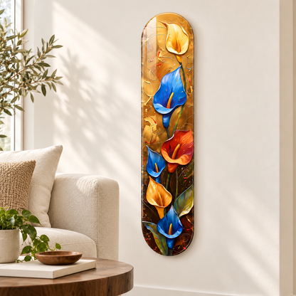 Altın Zeminde Renkli Gala Çiçekleri Dikey Skate Board Cam Tablo – Salonda görünüm