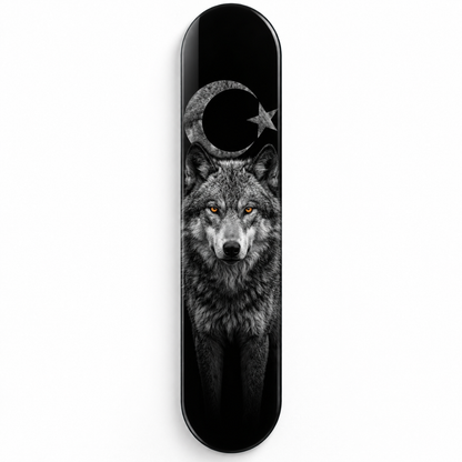 Ay Yıldızlı Gri Kurt Dikey Skate Board Cam Tablo – Beyaz fonda ön görünüm