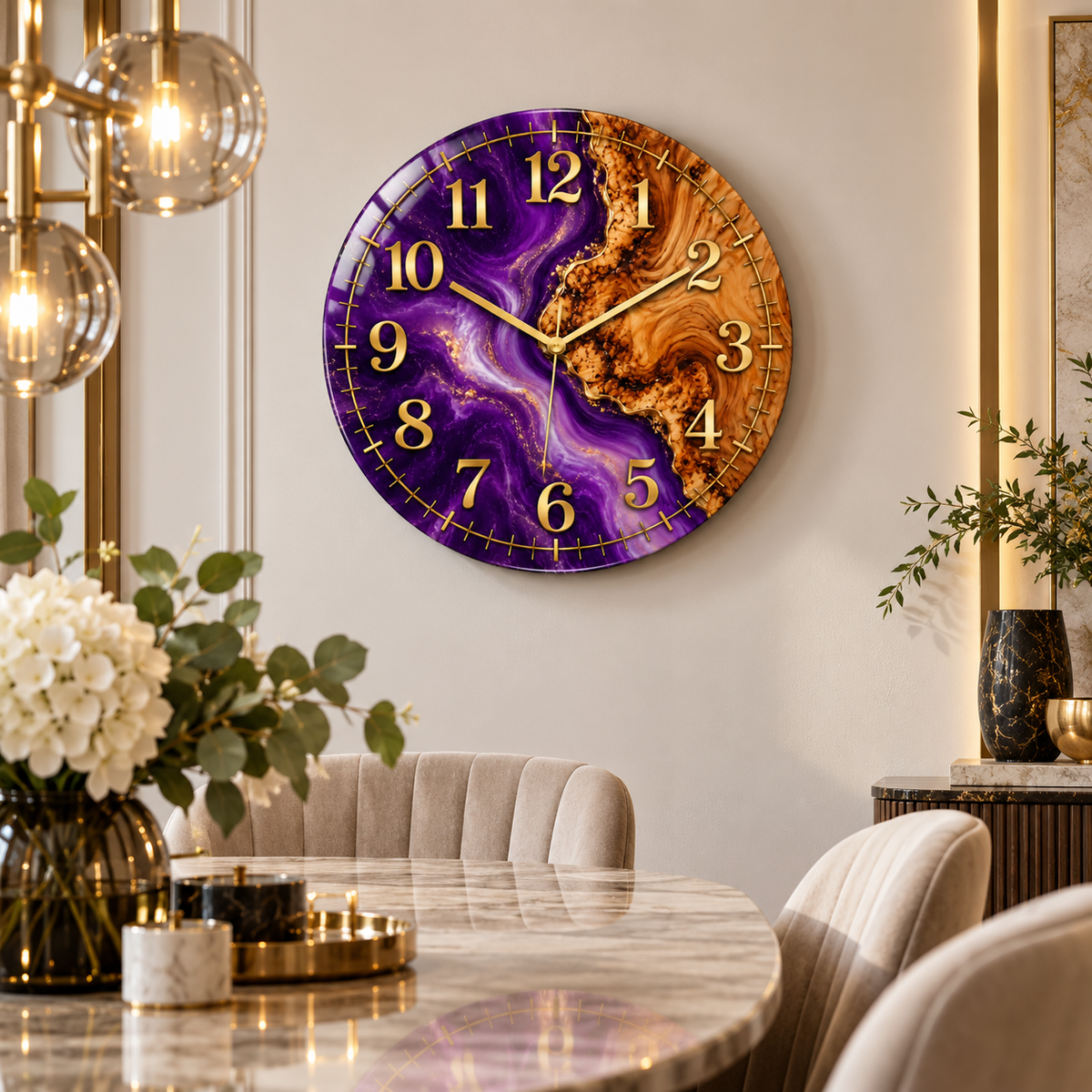 Mor ve ahşap desenli gold yuvarlak cam saatin modern yemek odasında görünümü