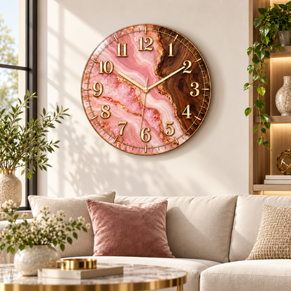 Pembe akik ve ahşap desenli gold cam duvar saatinin doğal ışıklı salonda görünümü
