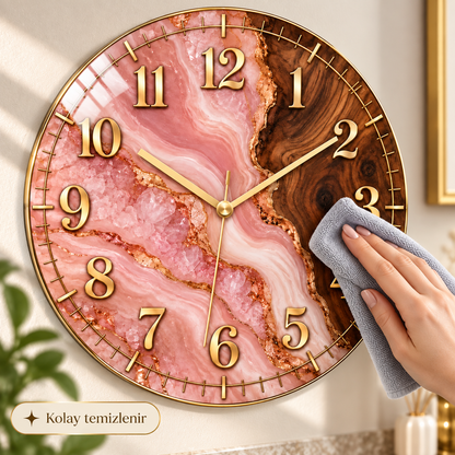 Pembe ahşap desenli gold cam saatin mikrofiber bezle kolay temizlenmesi