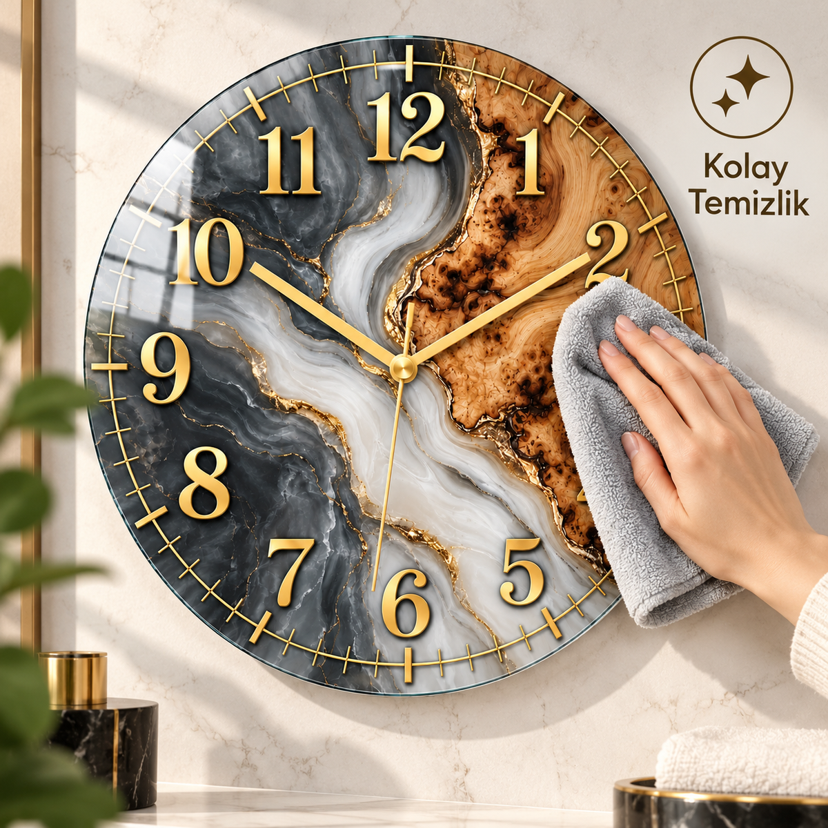 Gri mermer ve ahşap desenli gold cam saatin mikrofiber bezle kolay temizlenmesi
