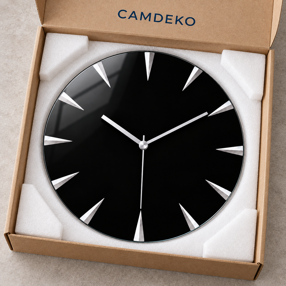 Gümüş kollu minimalist siyah cam duvar saati – CAMDEKO koruyucu paketleme