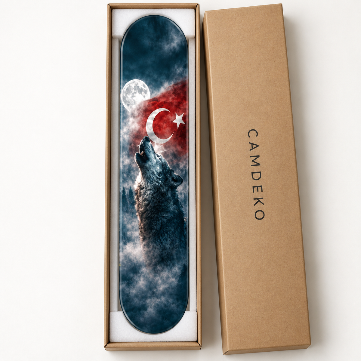 Dolunay ve Türk Bayrağı Altında Kurt Dikey Skate Board Cam Tablo – CAMDEKO ambalajı