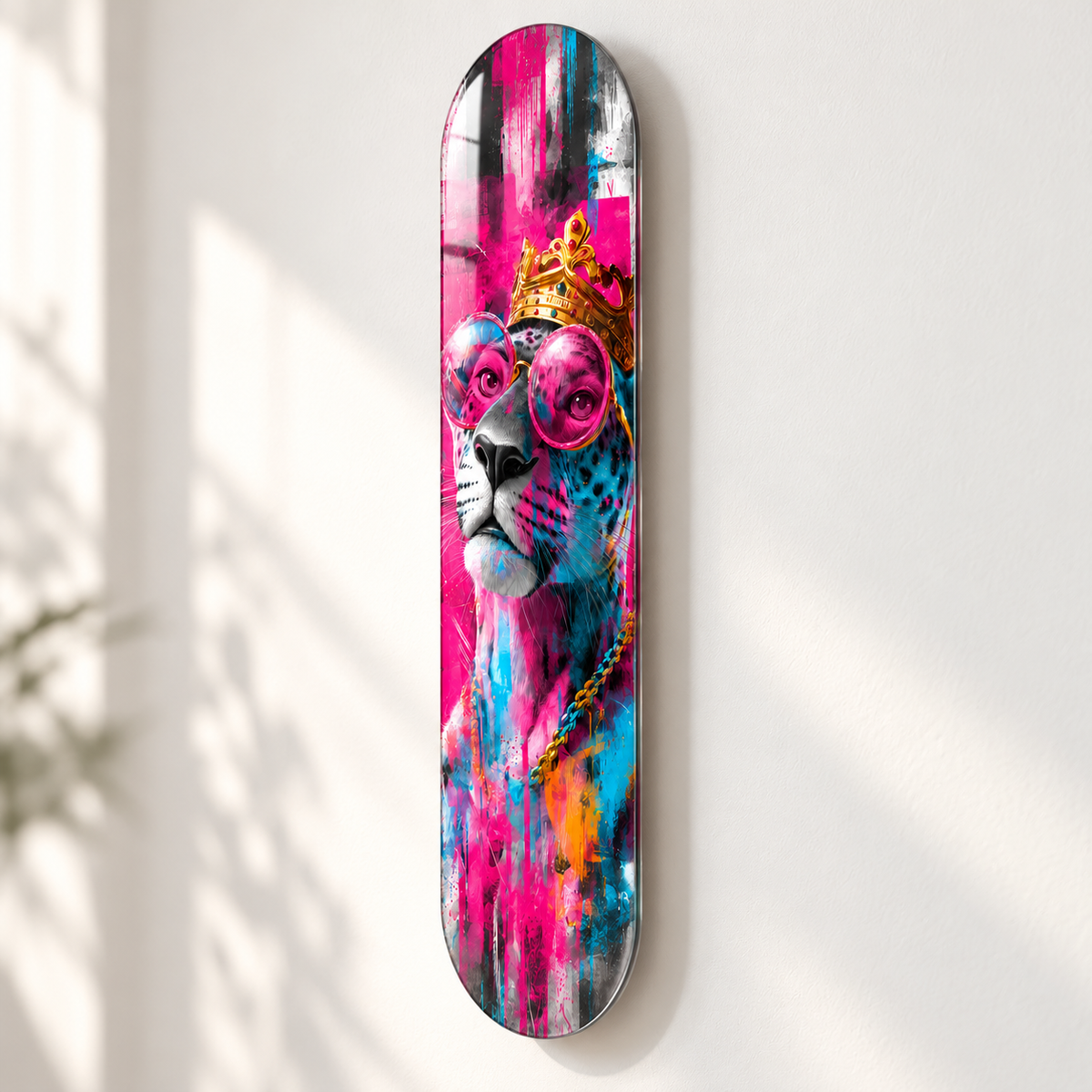 Altın Taçlı Pembe Gözlüklü Panter Dikey Skate Board Cam Tablo - duvar-mesafesi